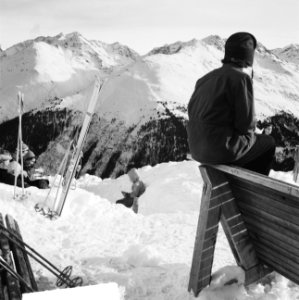 Koninklijke familie in Sankt Anton. Rustende skiers bij een berghut, Bestanddeelnr 934-7069