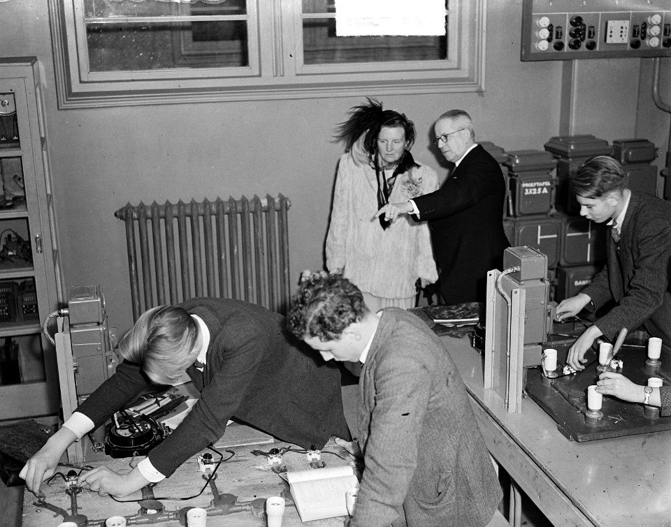 Koninklijk paar in Amsterdam, bezoek aan Ambachtschool, Bestanddeelnr 903-6738