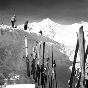 Koninklijke familie in Sankt Anton. Skis staand in de scneeuw, Bestanddeelnr 934-7066