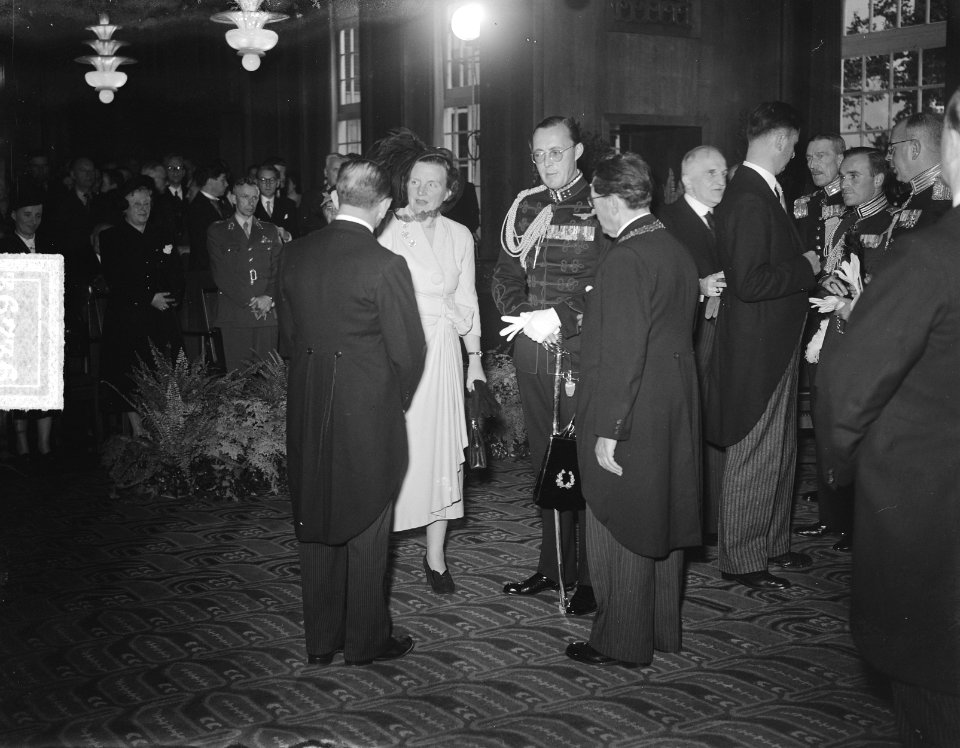 Koninklijk paar in Amsterdam, Koninklijk paar met Franke en Mr. J. J. van de Vel, Bestanddeelnr 903-6736