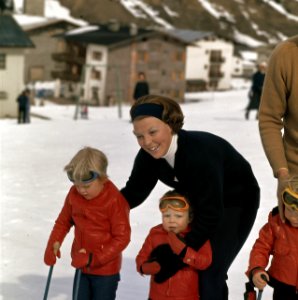 Koninklijke familie met wintersportvakantie in Lech. Prinses Beatrix en Prins Cl, Bestanddeelnr 254-9196