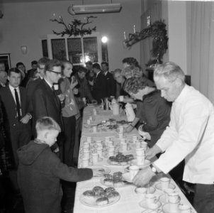 Koninklijke familie met het personeel en hun gezinnen Kerst gevierd Overzicht, Bestanddeelnr 915-8772