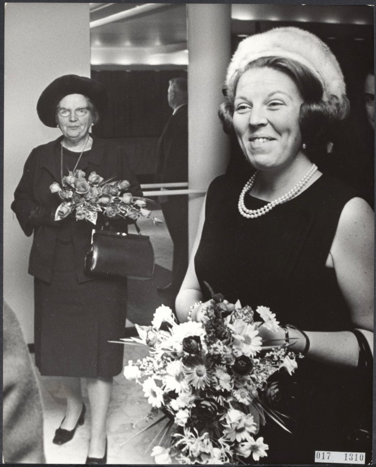 Koninklijk huis, prinsessen, koninginnen, vergaderingen, Beatrix, prinses, Genoo, Bestanddeelnr 017-1310