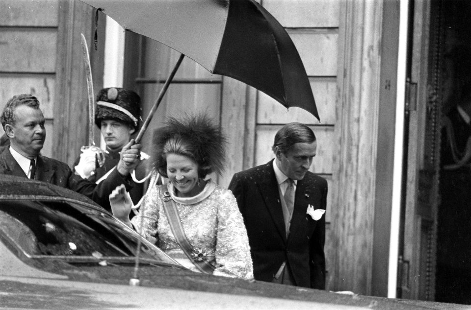 Koninklijke Familie op balkon Lange Voorhout in de regen, Bestanddeelnr 923-8453