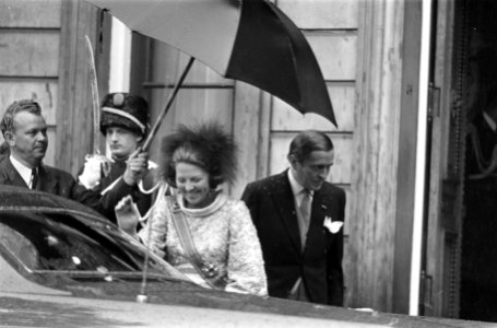 Koninklijke Familie op balkon Lange Voorhout in de regen, Bestanddeelnr 923-8453