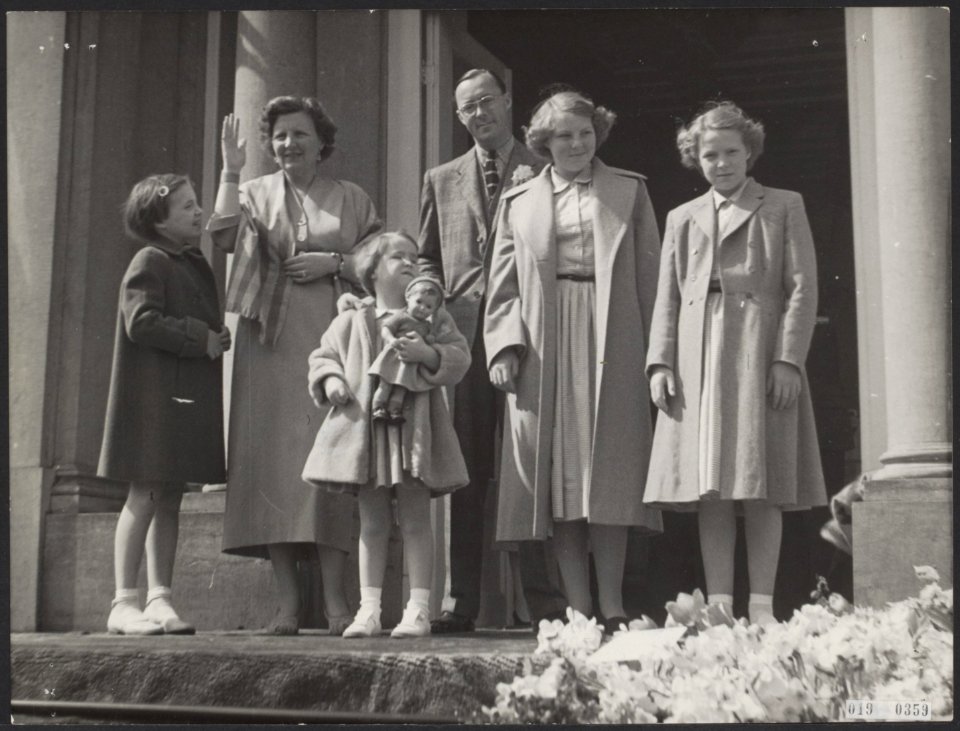 Koninklijk huis, prinsessen, koninginnen, prinsen, koninginnedag, defiles, konin, Bestanddeelnr 019-0359