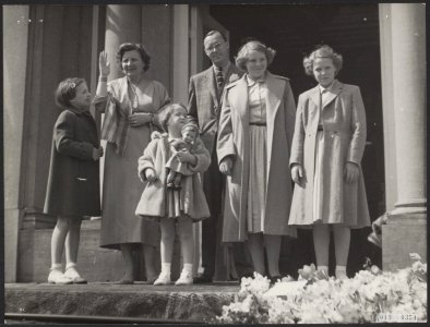 Koninklijk huis, prinsessen, koninginnen, prinsen, koninginnedag, defiles, konin, Bestanddeelnr 019-0359