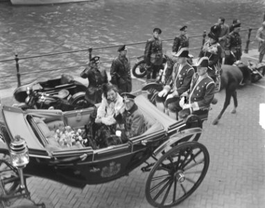Koninklijk paar in Amsterdam, rijtoer vanaf stadhuis, Bestanddeelnr 903-6732