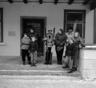 Koninklijke Familie in Sankt Anton 3 prinsessen, Bestanddeelnr 904-3670