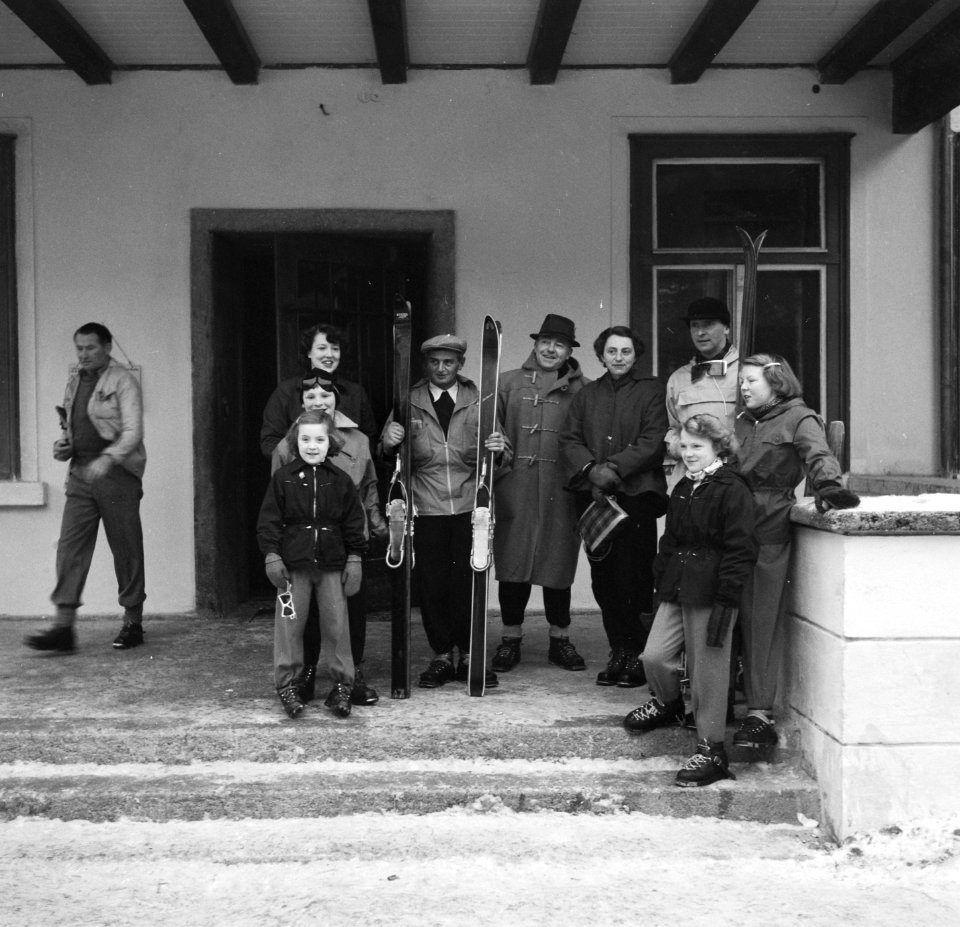 Koninklijke familie in Sankt Anton (Tirol). Drie prinsessen, Bestanddeelnr 904-3668