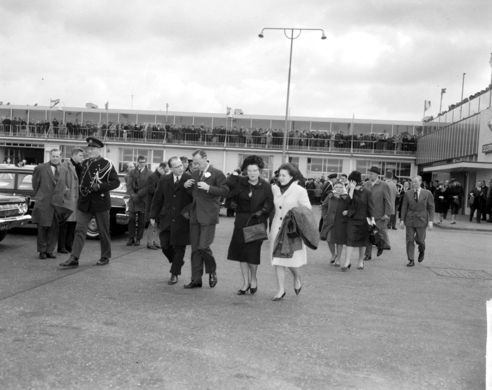 Koninklijk paar en Prinses Beatrix naar Mexico vertrokken v.l.n.r. mr. H. Alber…, Bestanddeelnr 916-2753