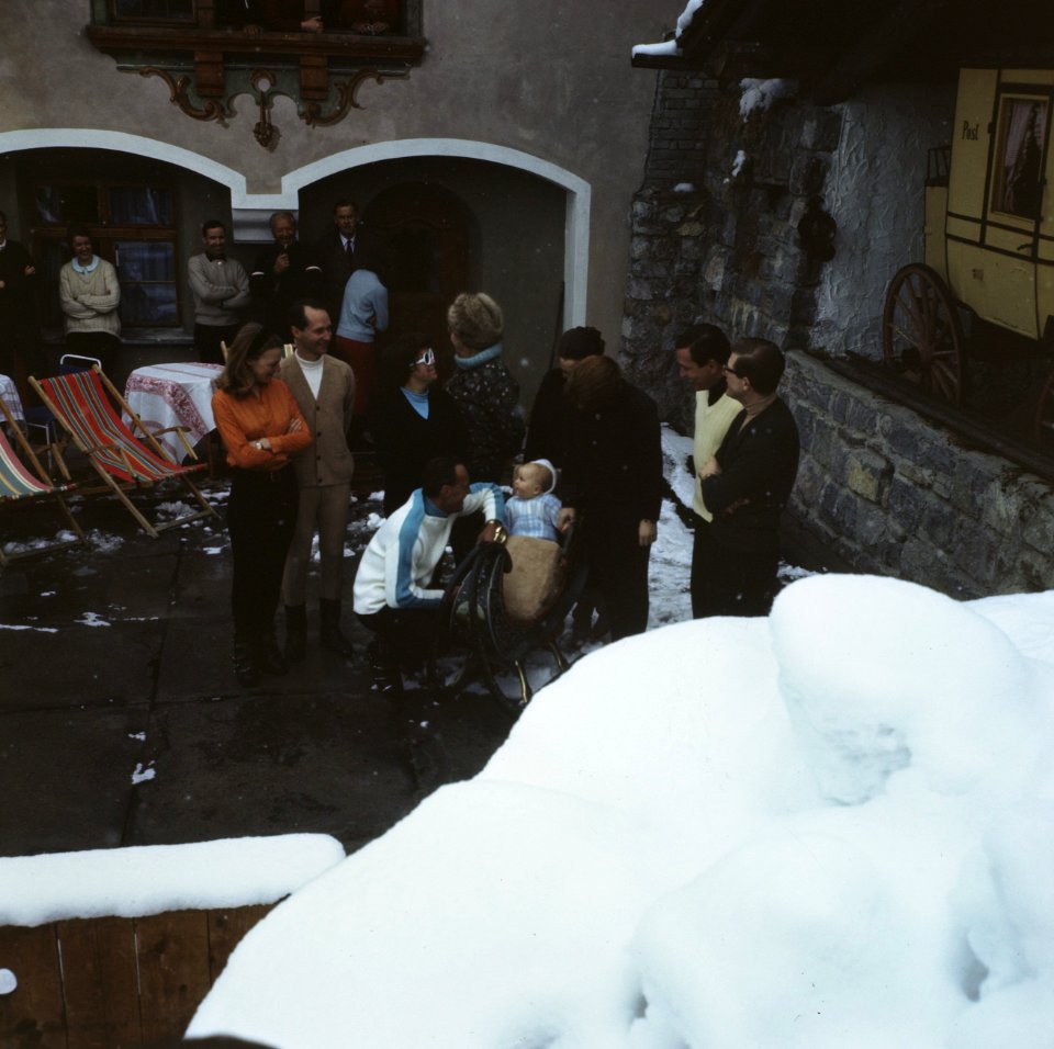 Koninklijke Familie in Lech, Oostenrijk Irene, Hughes Charles , Christina, HM, , Bestanddeelnr 254-8029