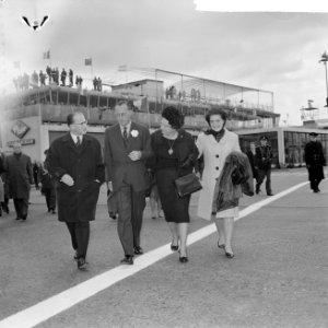 Koninklijk paar en Prinses Beatrix naar Mexico vertrokken vanaf Schiphol, Vlnr. , Bestanddeelnr 916-2768