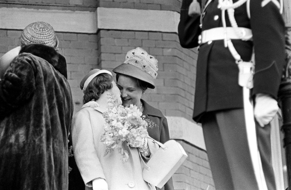 Koninklijk paar in Den Haag (in Circus te Scheveningen) prinses Marijke fluister, Bestanddeelnr 913-9076