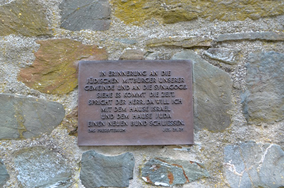 Kröffelbach, Gedenktafel unterhalb des Pfarrhauses