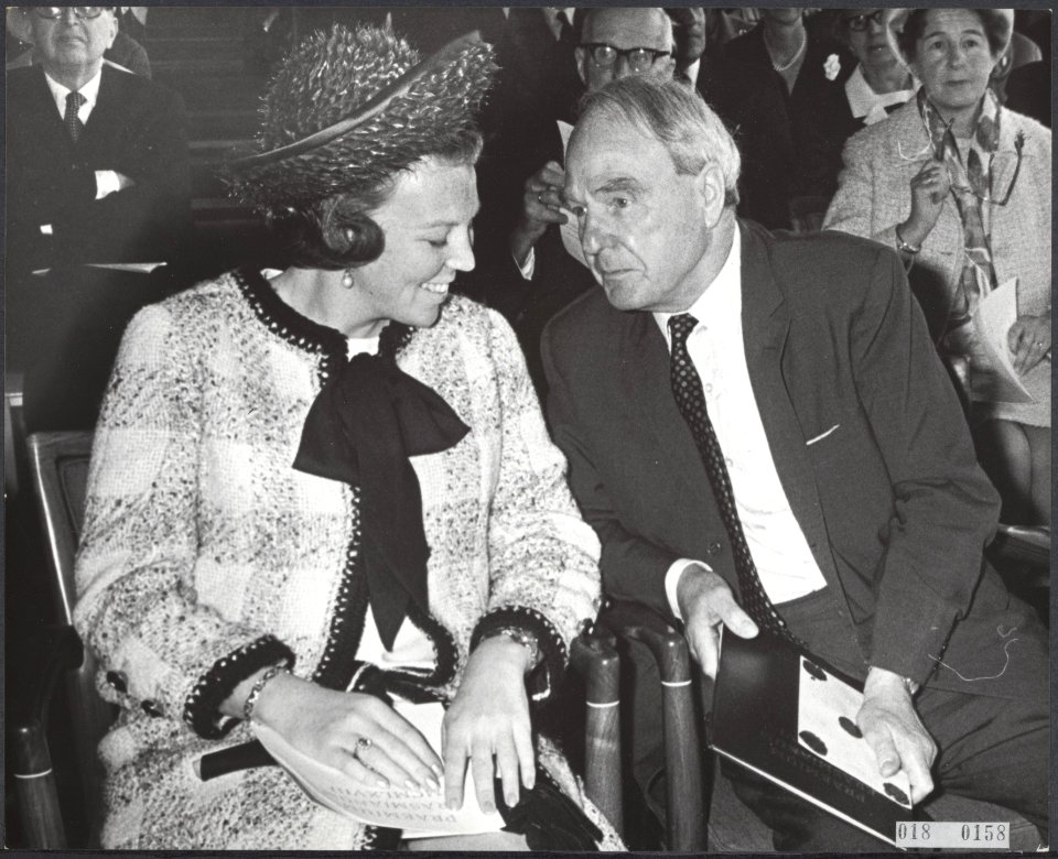 Koninklijk huis, prinsessen, prijsuitreikingen, kunstenaars, Beatrix, prinses, E, Bestanddeelnr 018-0158