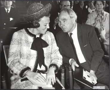 Koninklijk huis, prinsessen, prijsuitreikingen, kunstenaars, Beatrix, prinses, E, Bestanddeelnr 018-0158