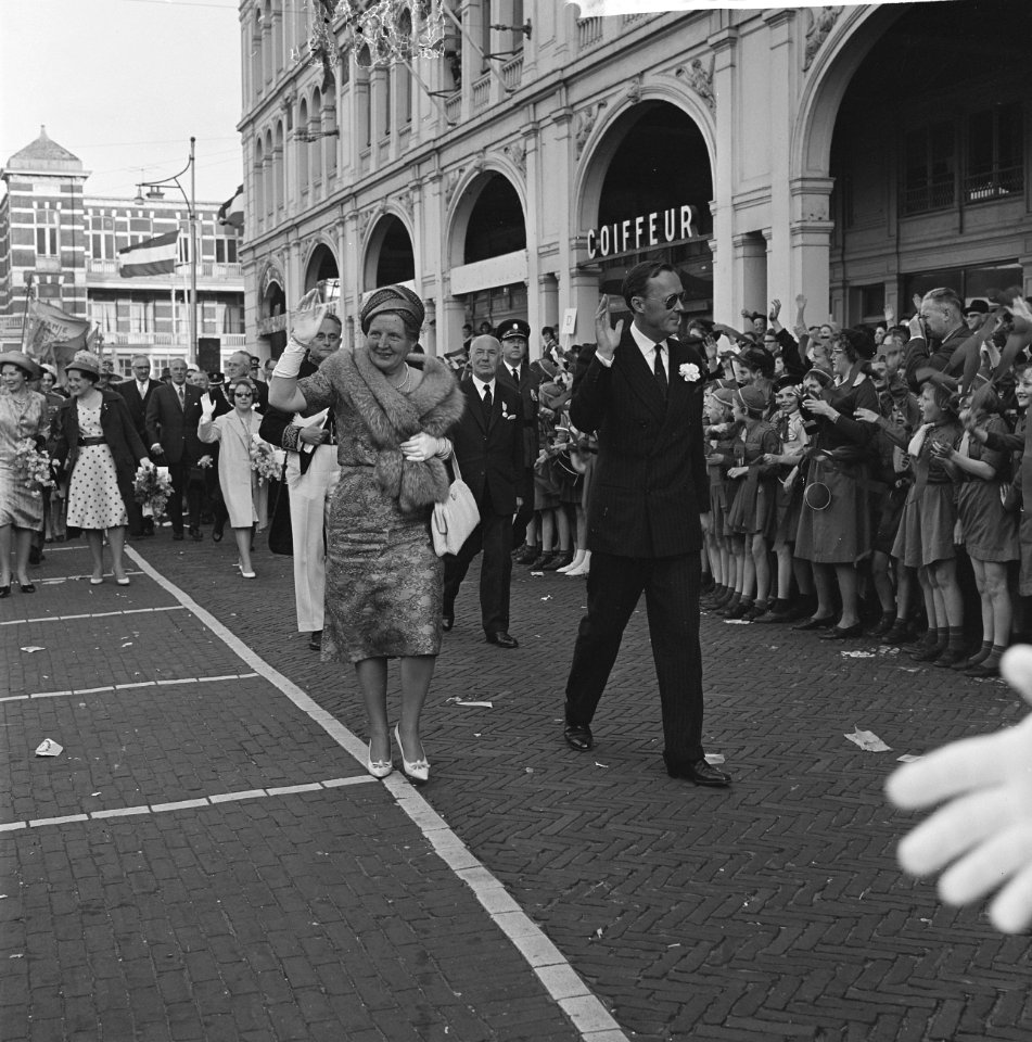 Koninklijk paar in Den Haag (in de Ridderzaal geschenk), Bestanddeelnr 913-9081