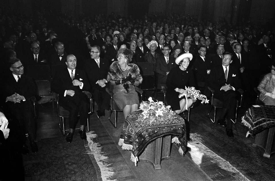 Koninklijke familie koningin Juliana, prinses Beatrix en haar verloofde Claus v, Bestanddeelnr 918-3394