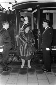 Koninklijke familie is terug uit Lech, koningin Juliana komt aan op station Baar, Bestanddeelnr 922-2272