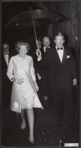 Koninklijk huis, prinsessen, prinsen, bezoeken, tentoonstellingen, regen, Beatri, Bestanddeelnr 017-1159