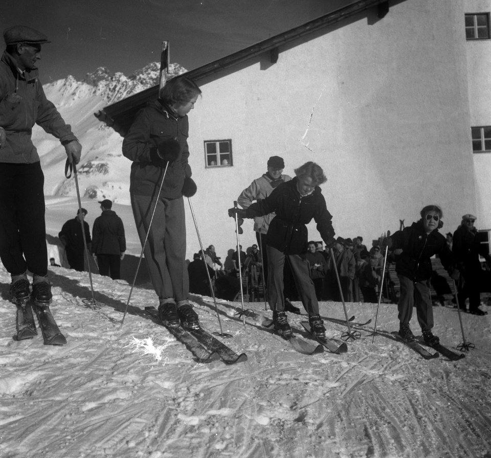 Koninklijke familie in Sankt Anton (Tirol). Drie prinsessen, Bestanddeelnr 904-3666
