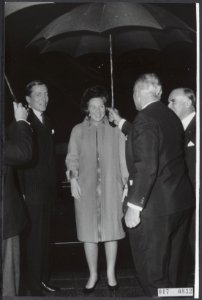 Koninklijk huis, prinsessen, prinsen, regen, Beatrix, prinses, Claus, prins, Bestanddeelnr 017-0832