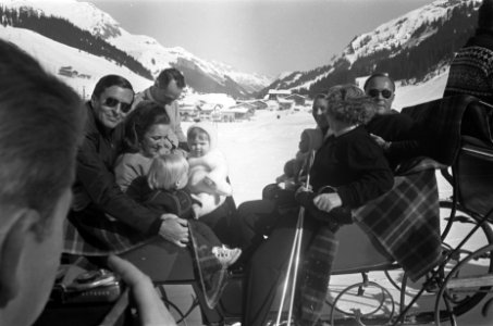 Koninklijke familie met wintersportvakantie in Lech Koninklijke familie in arres, Bestanddeelnr 922-1885