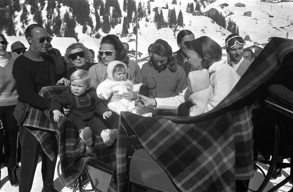 Koninklijke familie met wintersportvakantie in Lech Koninklijke familie in arres, Bestanddeelnr 922-1881