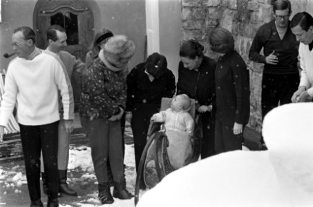 Koninklijke familie in Lech. Prins Bernhard met muts klaar voor skitocht, Bestanddeelnr 921-1349