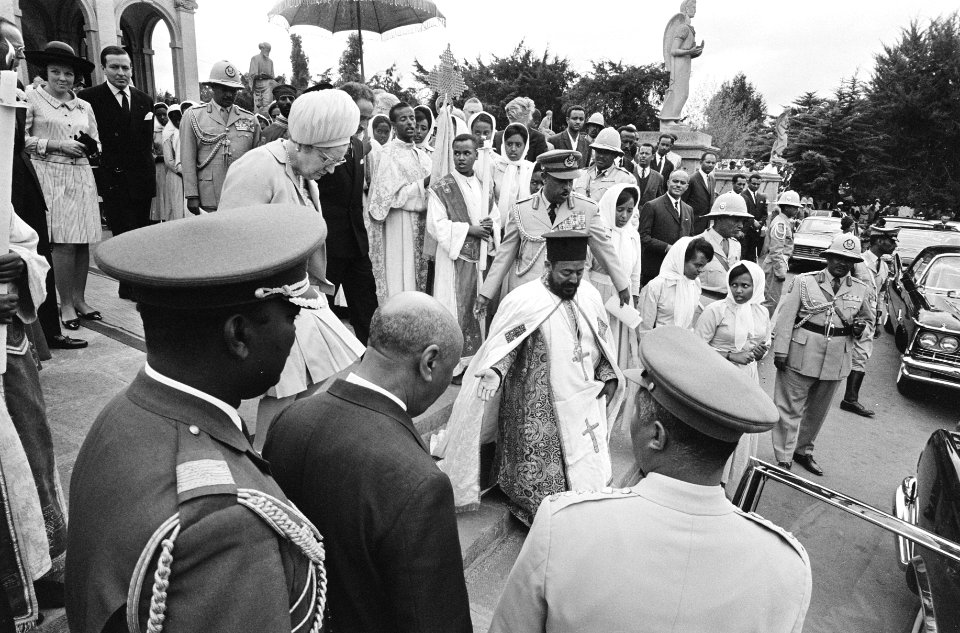 Koninklijke familie bezoekt Holy Trinity Cathedraal in Addis Abeba vertrek uit d, Bestanddeelnr 922-0509