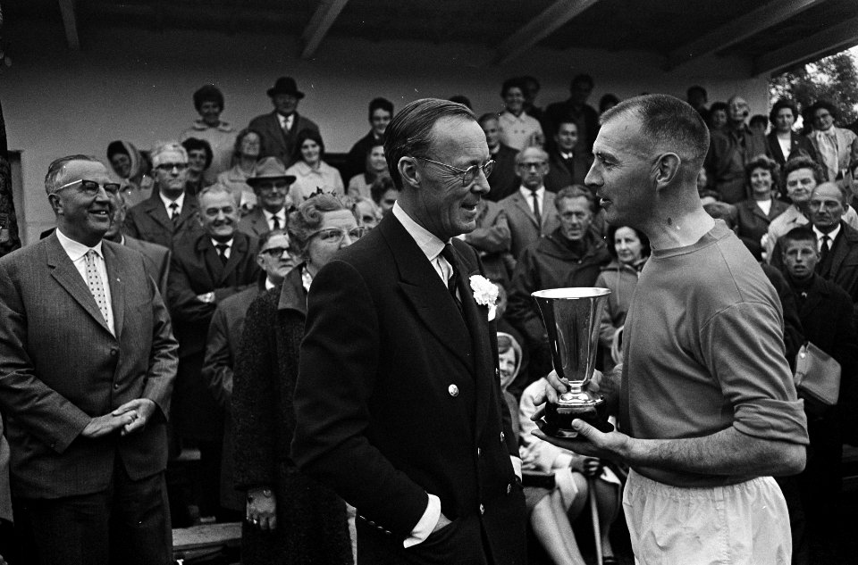 Koninklijk paar bij voetbalwedstrijd, Prins Bernhard en Rinus Schaap, Bestanddeelnr 917-9455