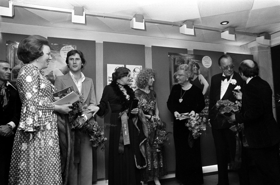 Koninklijke familie bij premiere Nederlandse speelfilm Rooie Sien in City Amst, Bestanddeelnr 927-8269
