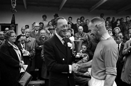 Koninklijk paar bij voetbalwedstrijd, Prins Bernhard overhandigde de beker aan a, Bestanddeelnr 917-9453