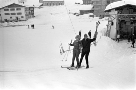 Koninklijke familie in Lech. koningin Juliana en prins Bernhard laten zich naar , Bestanddeelnr 921-1339