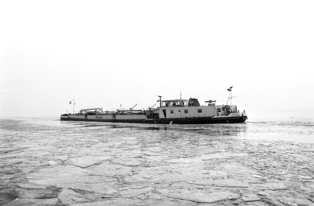 Konvooischepen met ijsbrekers op het IJsselmeer, Bestanddeelnr 924-1519