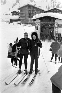 Koninklijke familie in Lech. Prinses Beatrix en prins Claus in de skilift, Bestanddeelnr 921-1351