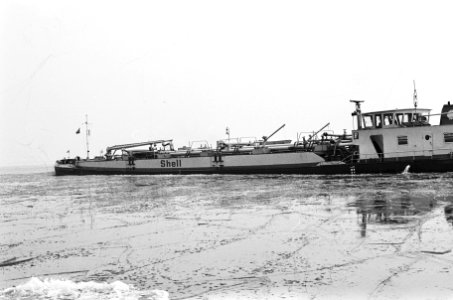 Konvooischepen met ijsbrekers op het IJsselmeer, Bestanddeelnr 924-1524