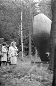 Koninklijke familie bekijkt tentoonstelling van beeldhouw er Henry Moore in Krol, Bestanddeelnr 921-3158