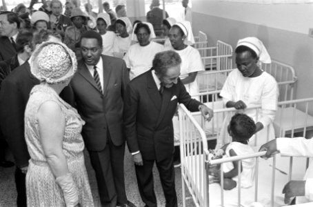 Koninklijke familie in Ethiopië koningin Juliana en Haile Selassie op kinderafd, Bestanddeelnr 922-0498