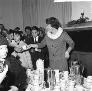Koninklijke familie met het personeel en hun gezinnen Kerst gevierd Prinses Bea, Bestanddeelnr 915-8778