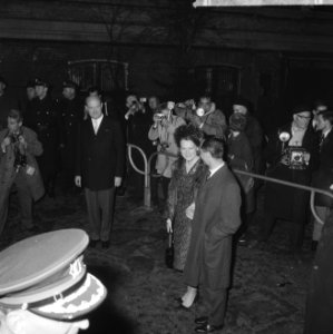 Koninklijke familie bij Amstelhotel bij rondvaartboot, Prinses Irene en Prins Hu, Bestanddeelnr 916-0391