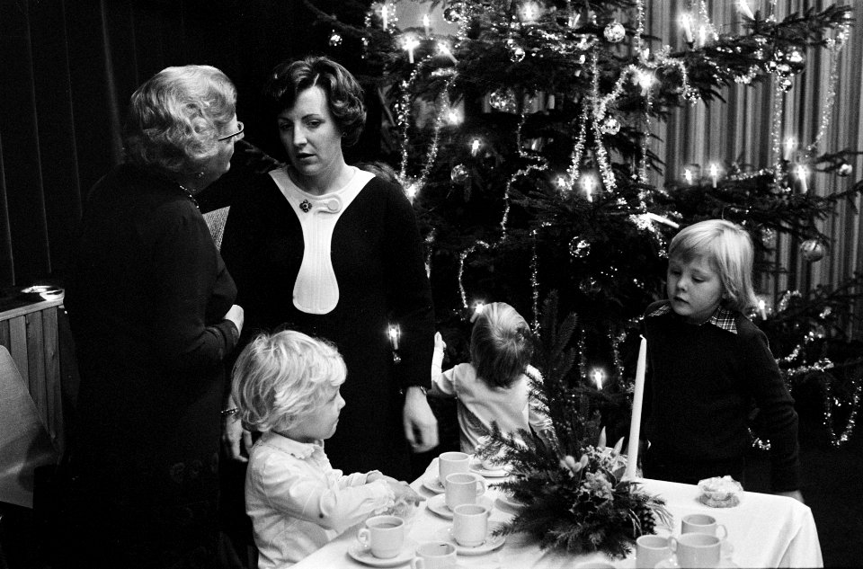 Koninklijke familie viert Kerstmis in Uddel Prinsjes rond de kerstboom en Prins, Bestanddeelnr 927-6572