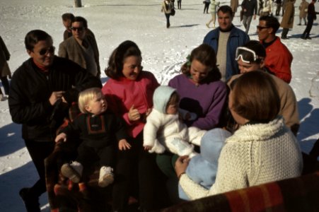 Koninklijke Familie in arreslee prins Claus, prins Willem-Alexander, prinses Ma, Bestanddeelnr 254-8424
