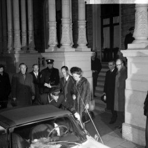 Koninklijke familie bij Amstelhotel bij rondvaartboot, Prinses Irene en Prins Hu, Bestanddeelnr 916-0399