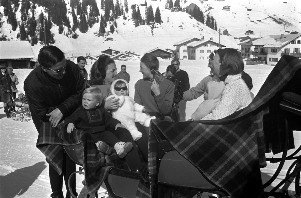 Koninklijke familie met wintersportvakantie in Lech Koninklijke familie in arres, Bestanddeelnr 922-1882
