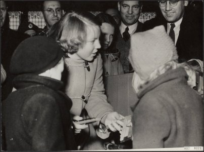 Koninklijk huis, prinsessen, overstromingen, speelgoed, Beatrix, prinses, Irene,, Bestanddeelnr 017-0171
