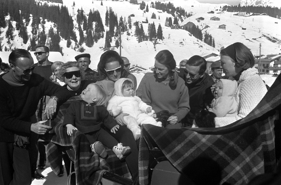 Koninklijke familie met wintersportvakantie in Lech hele Koninklijke familie in , Bestanddeelnr 922-1880