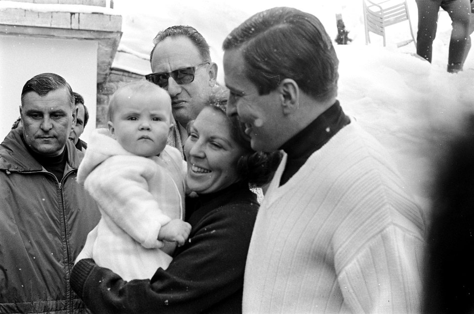 Koninklijke familie in Lech. Prinses Beatrix met op de arm prins Willem Alexande, Bestanddeelnr 921-1368