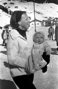 Koninklijke familie met wintersportvakantie in Lech Prinses Beatrix, Prins Johan, Bestanddeelnr 922-1879